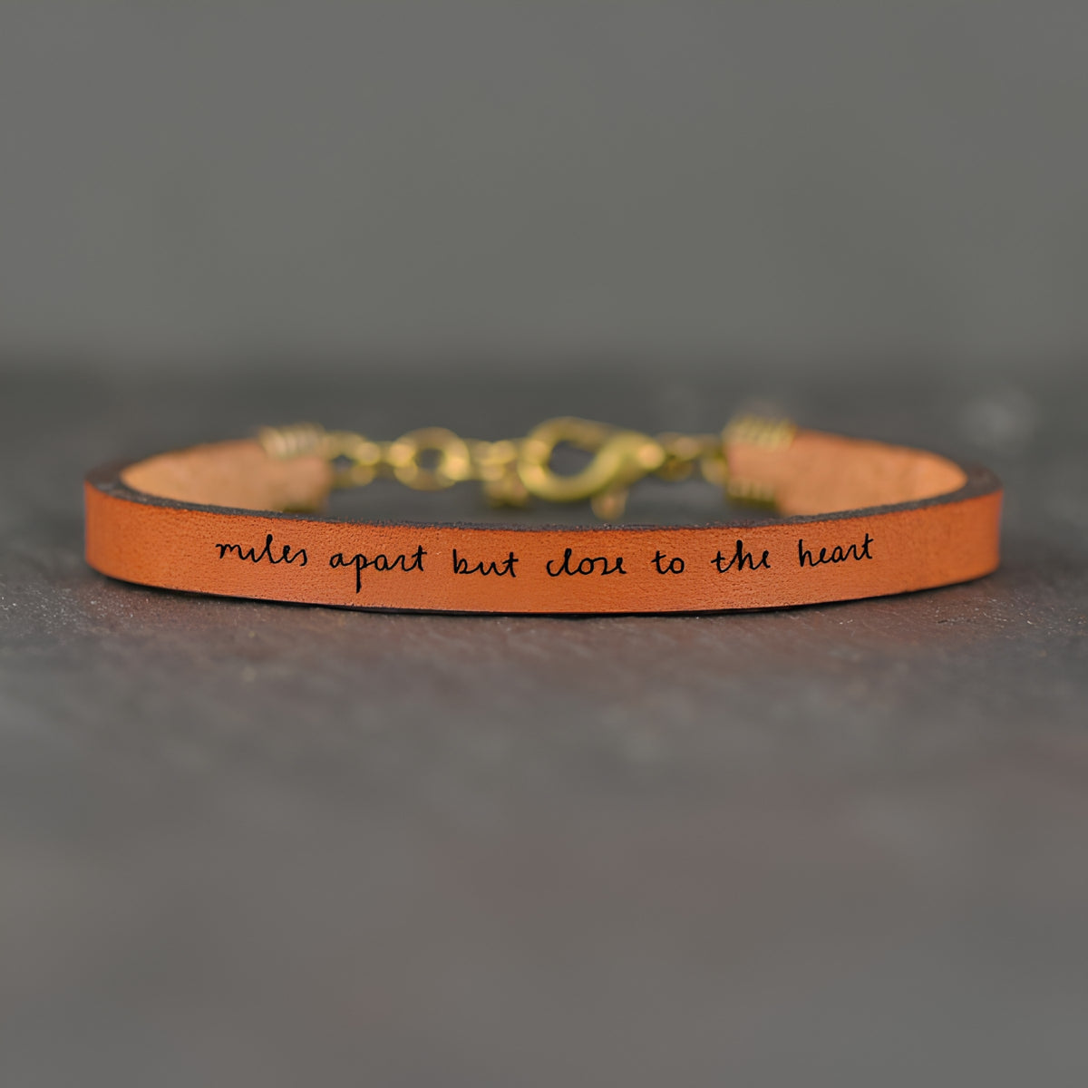 Pulsera de cuero ajustable con mensaje inspirador.