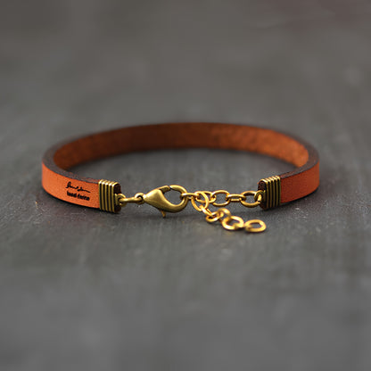 Pulsera de cuero ajustable con mensaje inspirador.