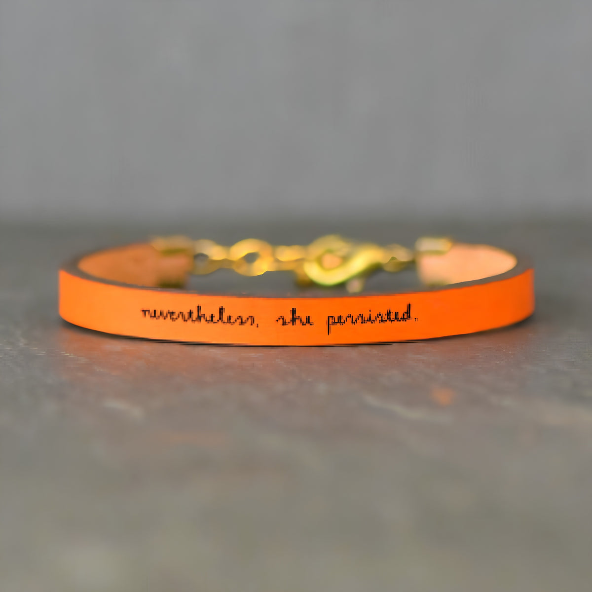 Pulsera de cuero ajustable con mensaje inspirador.