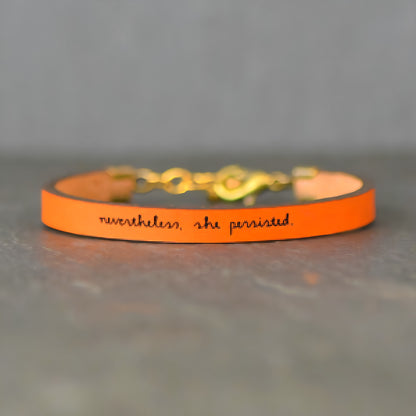 Pulsera de cuero ajustable con mensaje inspirador.