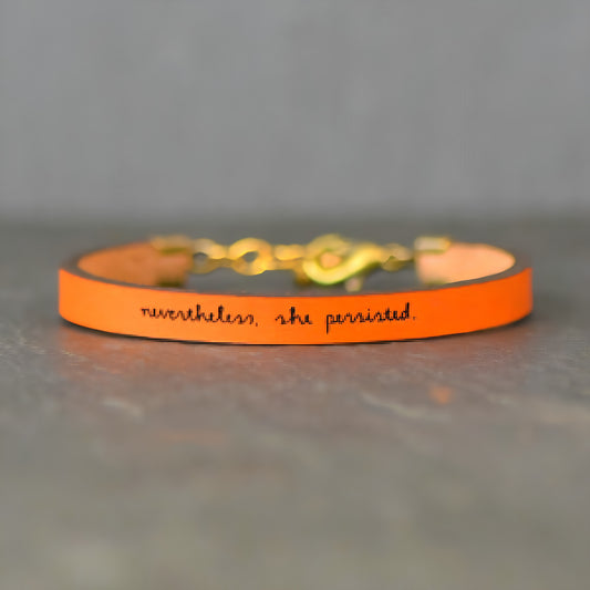 Pulsera de cuero ajustable con mensaje inspirador.