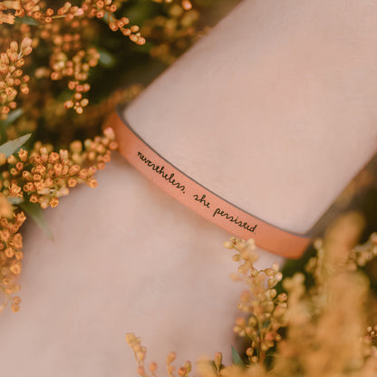 Pulsera de cuero ajustable con mensaje inspirador.