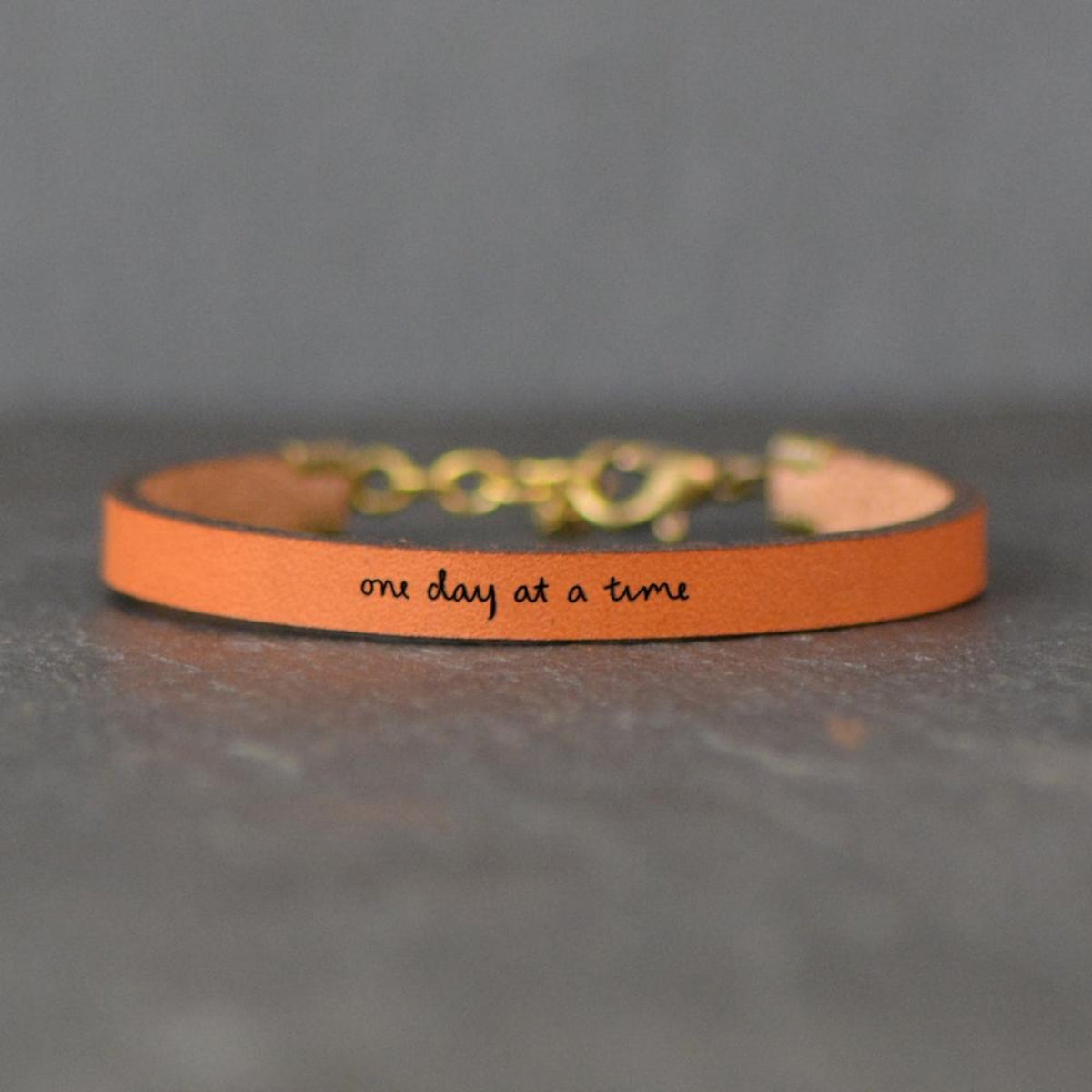 Pulsera de cuero ajustable con mensaje inspirador.