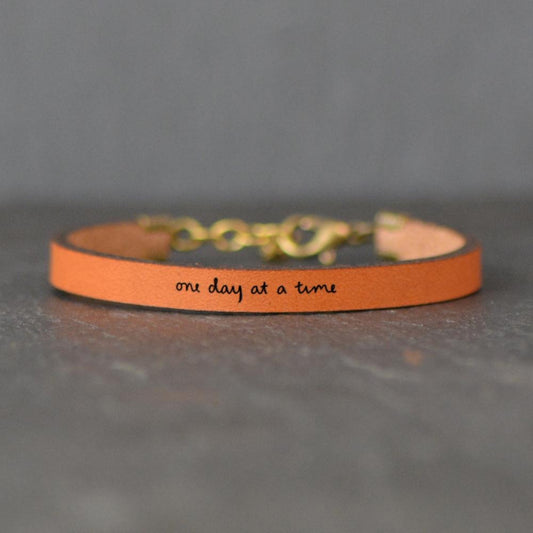 Pulsera de cuero ajustable con mensaje inspirador.