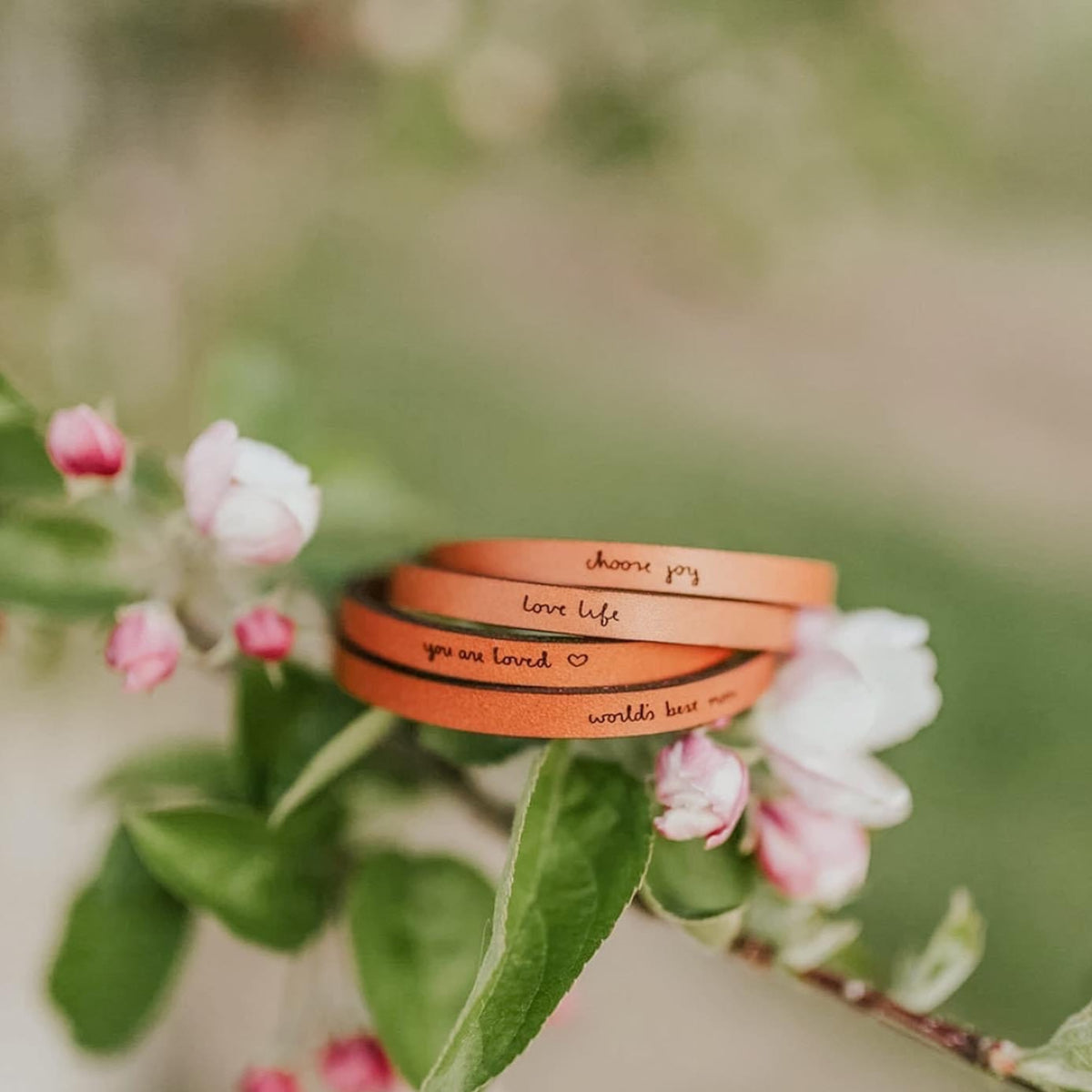 Pulsera de cuero ajustable con mensaje inspirador.