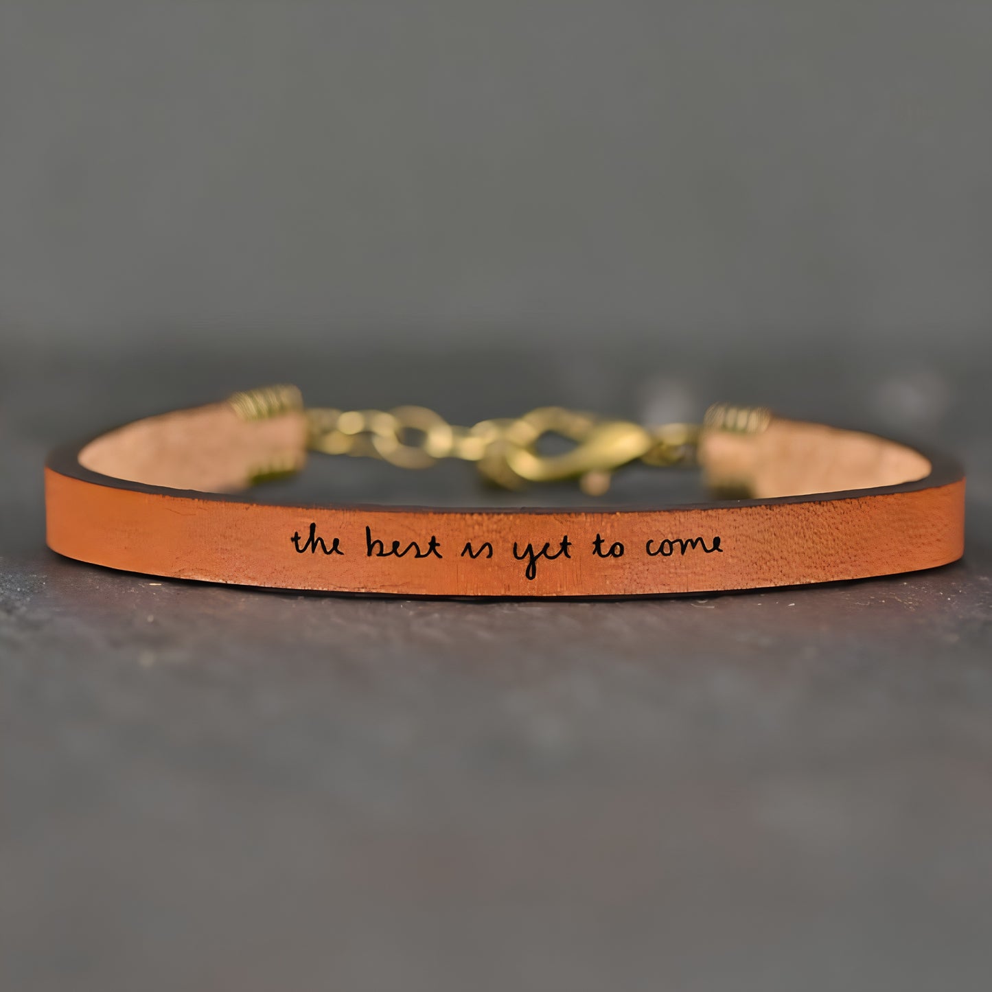 Pulsera de cuero ajustable con mensaje inspirador.