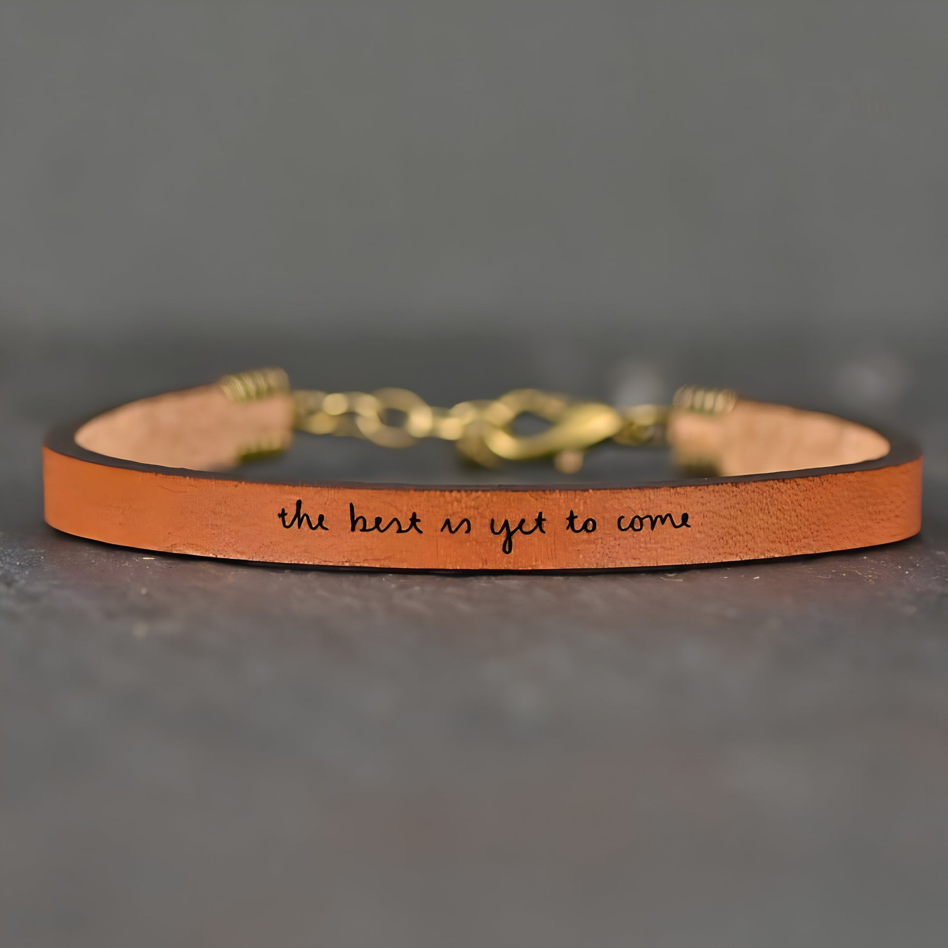Pulsera de cuero ajustable con mensaje inspirador.