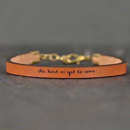 Pulsera de cuero ajustable con mensaje inspirador.