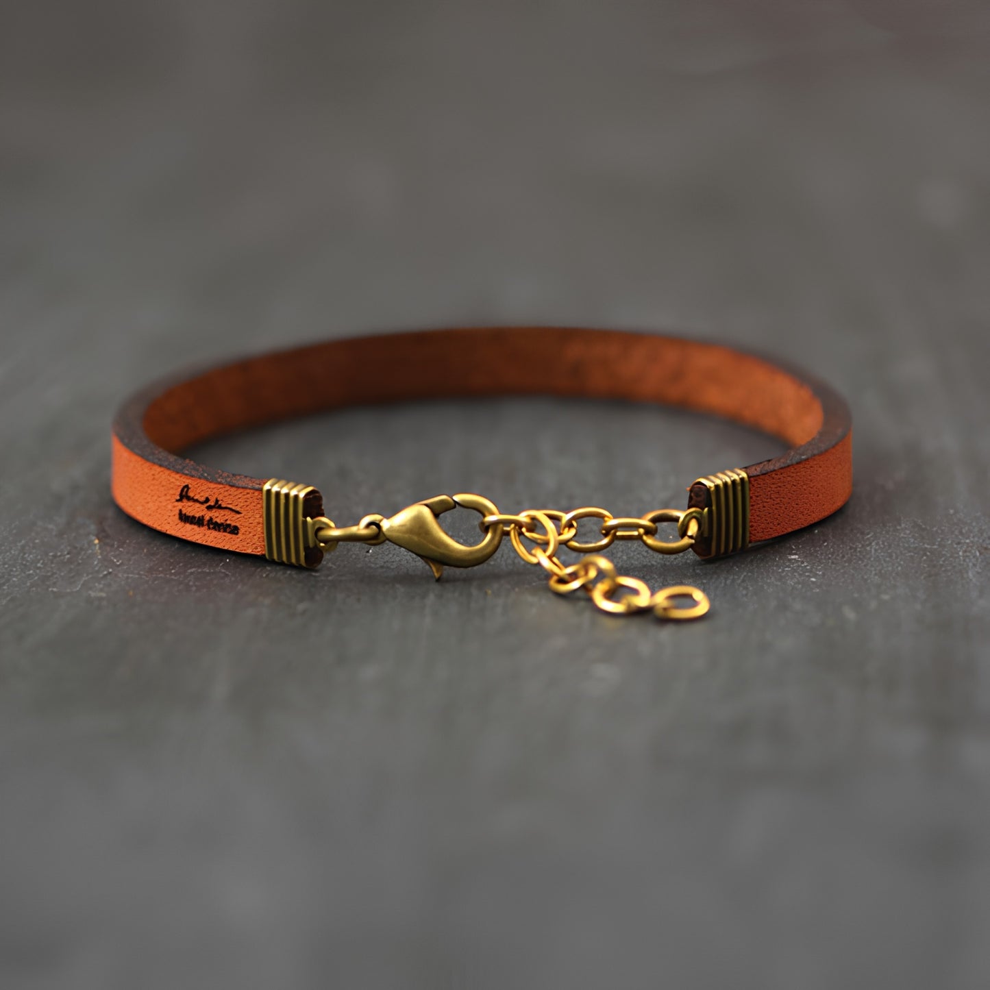 Pulsera de cuero ajustable con mensaje inspirador.