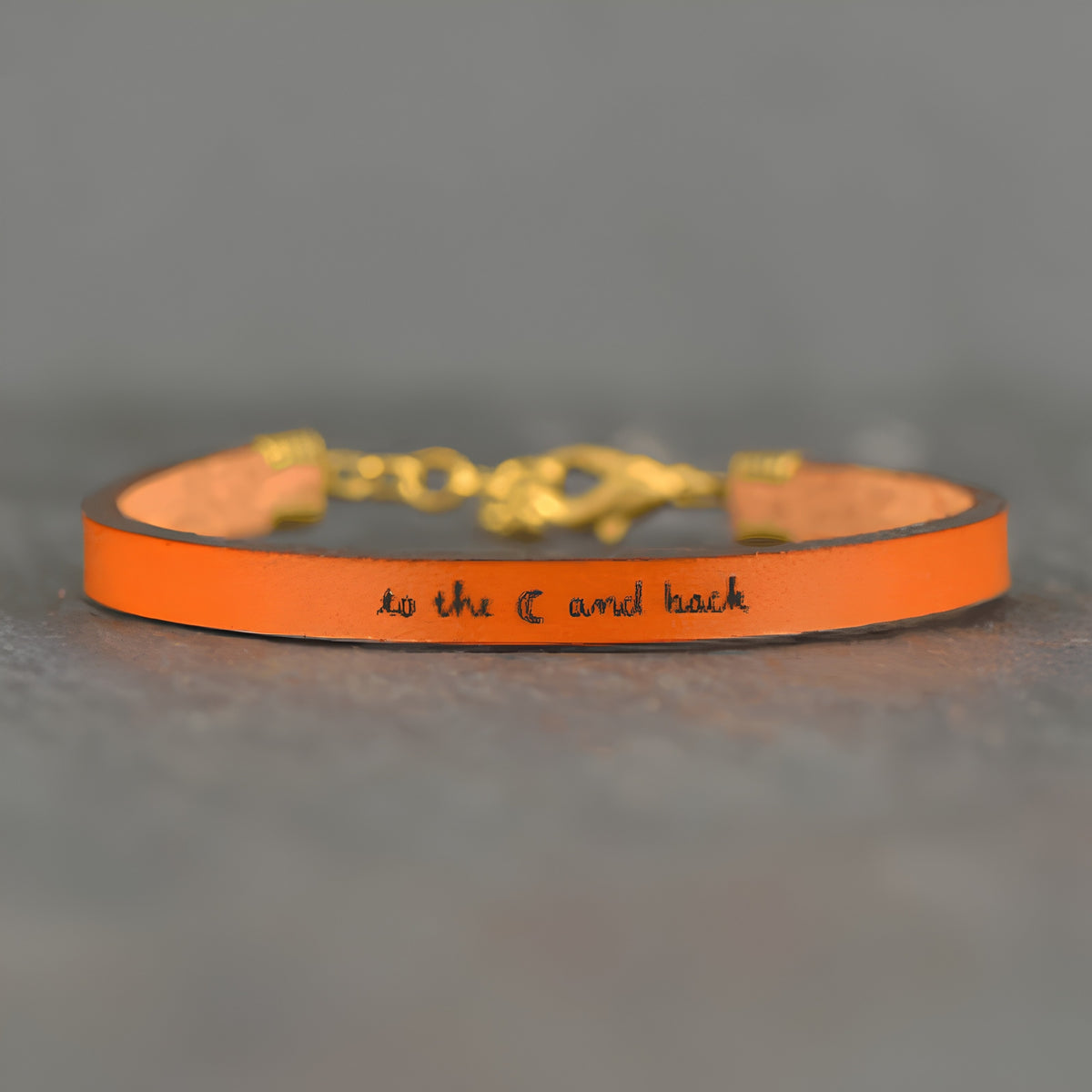 Pulsera de cuero ajustable con mensaje inspirador.