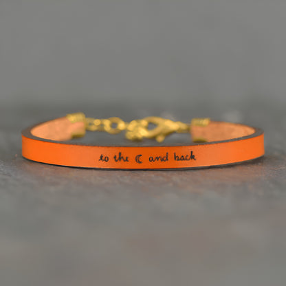 Pulsera de cuero ajustable con mensaje inspirador.