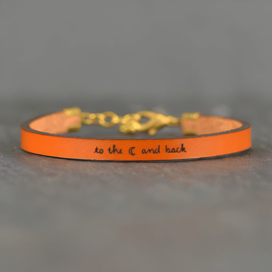 Pulsera de cuero ajustable con mensaje inspirador.