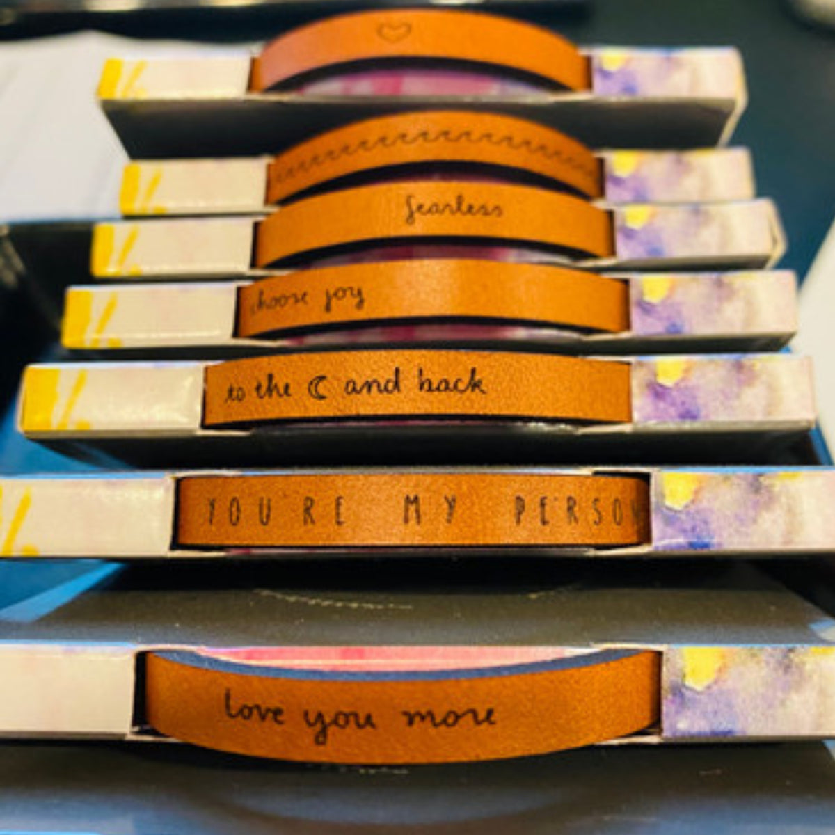 Pulsera de cuero ajustable con mensaje inspirador.