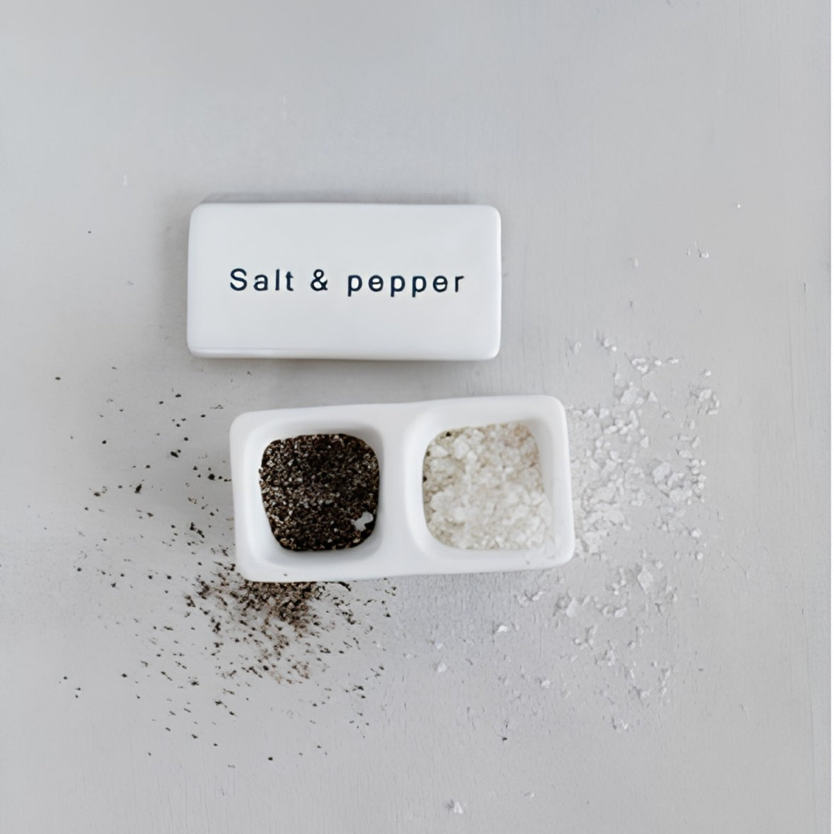 Recipiente para sal y pimienta en cerámica vitrificada con tapa. Mantiene la sal y la pimienta siempre a mano y le da un toque especial a tu mesa.