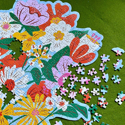 Rompecabezas Floral en forma de ramo, 540 piezas y dimensiones de 50.8 x 66 cm, ideal para relajarse o regalar.