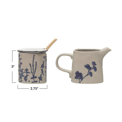 Set de azucarera y cremera en cerámica con motivos de espigas en blanco y azul, con cuchara de madera y acabado en esmalte reactivo.