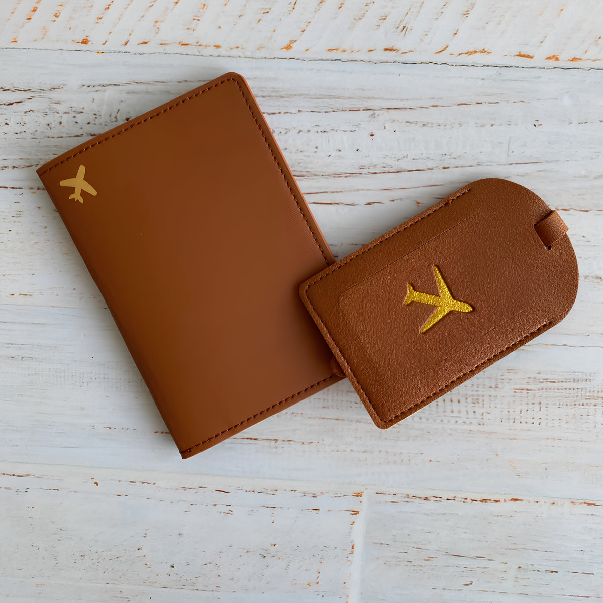 Set de viaje en cuero vegano. Funda para pasaporte y tag para maleta a juego.
