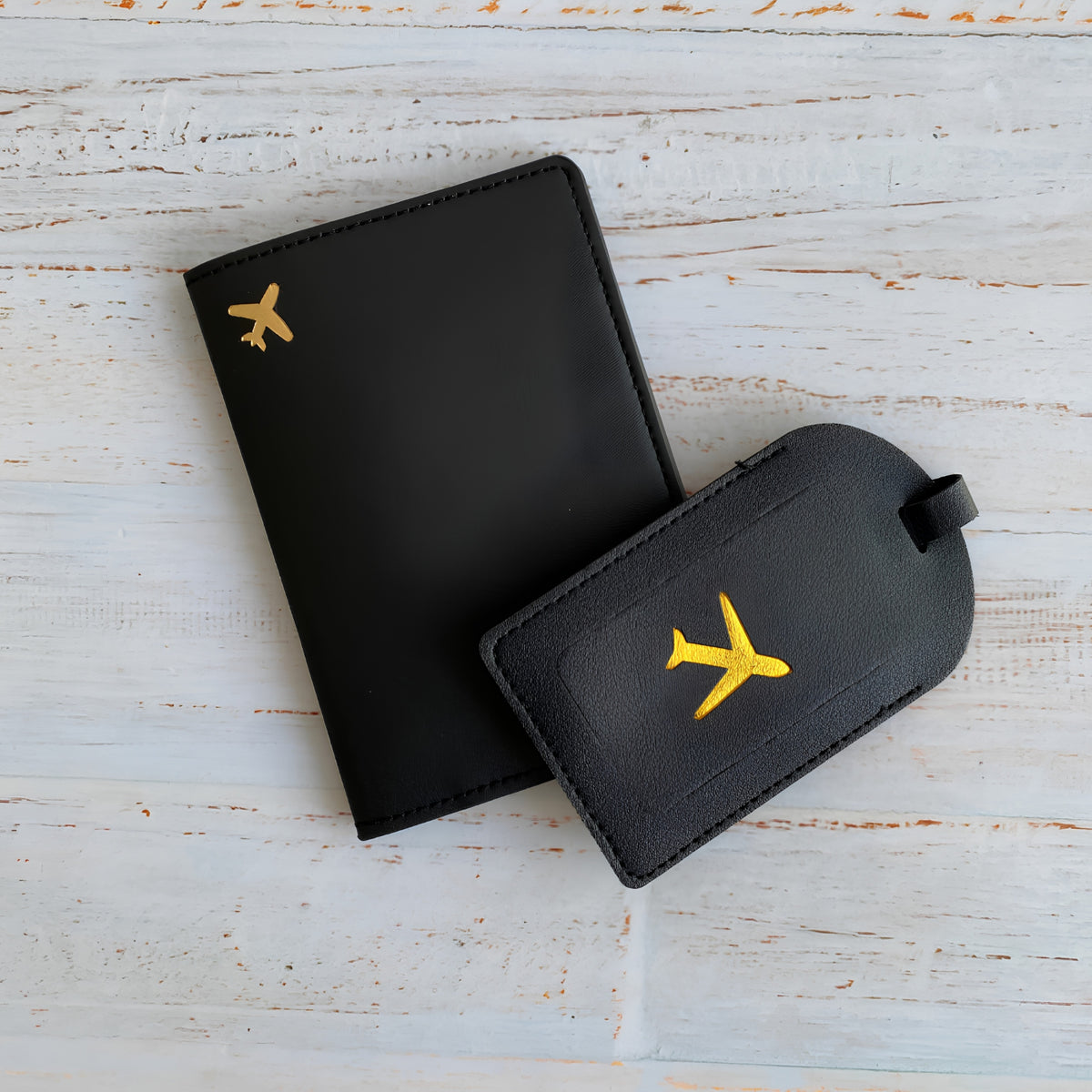 Set de viaje en cuero vegano. Funda para pasaporte y tag para maleta a juego.