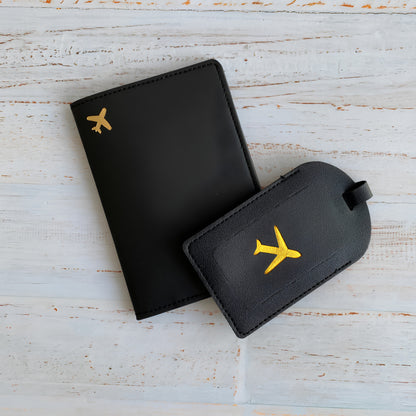 Set de viaje en cuero vegano. Funda para pasaporte y tag para maleta a juego.