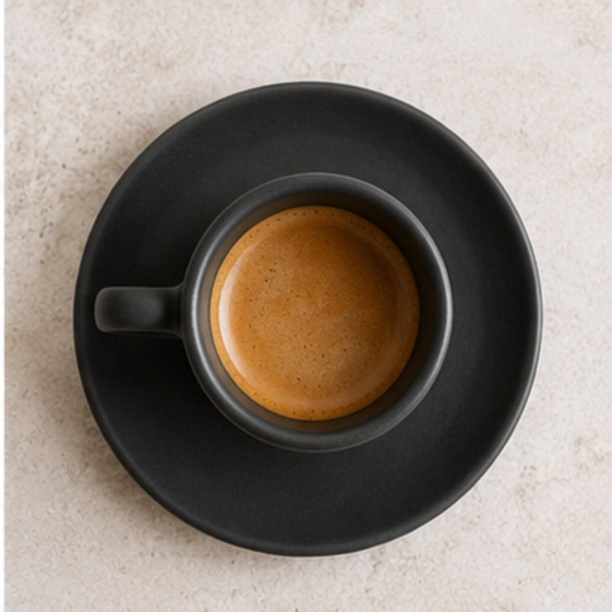  Taza de espresso de cerámica gris oscuro con plato a juego de Elías Objetos.