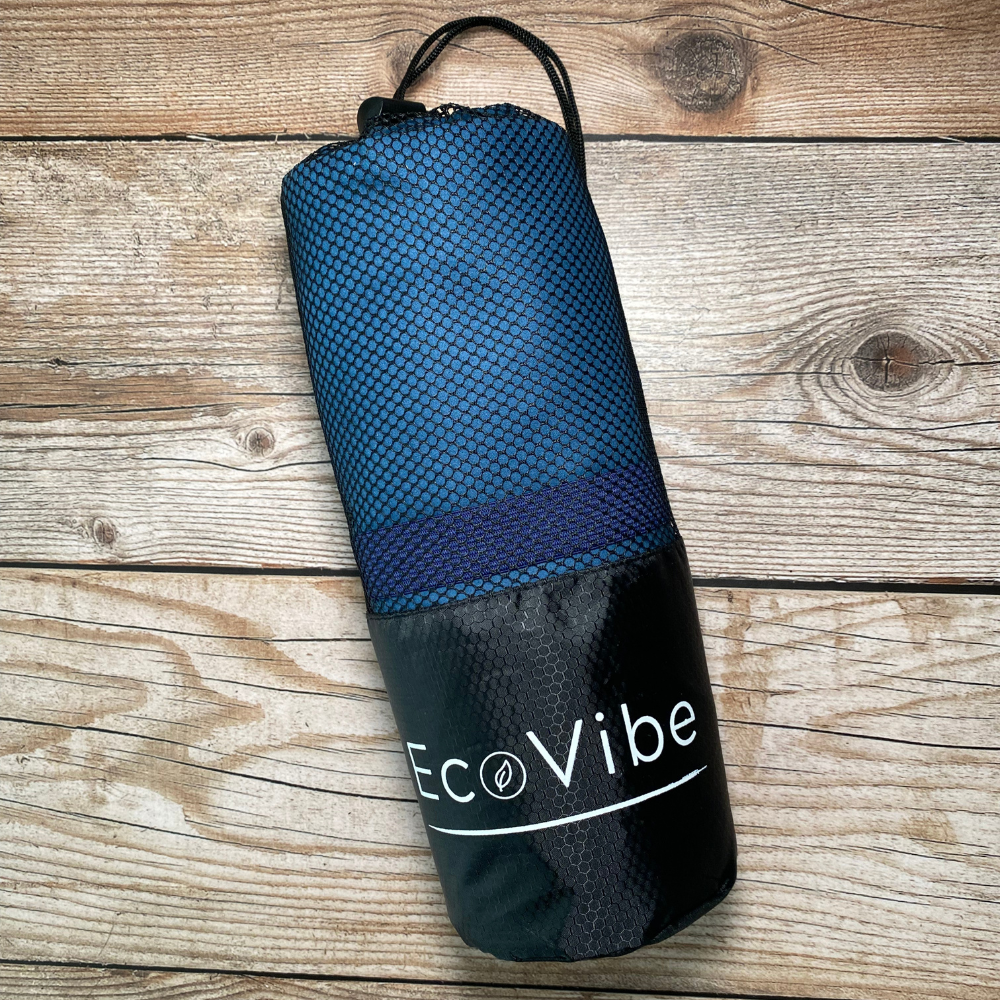 Toalla de microfibra ECOVIBE azul, absorbente y compacta, perfecta para la playa, piscina o baño. Disponible en varios tamaños.