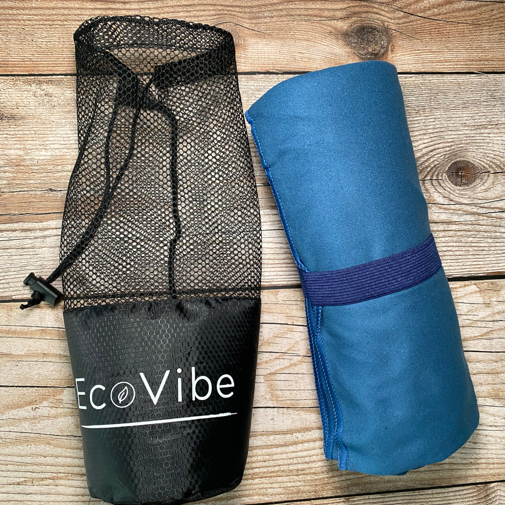 Toalla de microfibra ECOVIBE azul, absorbente y compacta, perfecta para la playa, piscina o baño. Disponible en varios tamaños.
