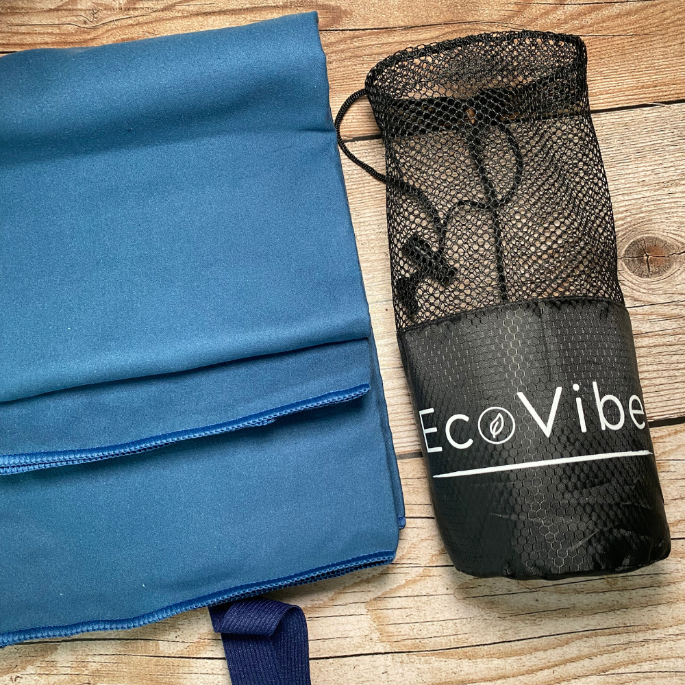 Toalla de microfibra ECOVIBE azul, absorbente y compacta, perfecta para la playa, piscina o baño. Disponible en varios tamaños.