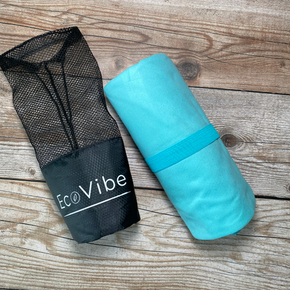 Toalla de microfibra ECOVIBE turquesa, absorbente y compacta, perfecta para la playa, piscina o baño. Disponible en varios tamaños.