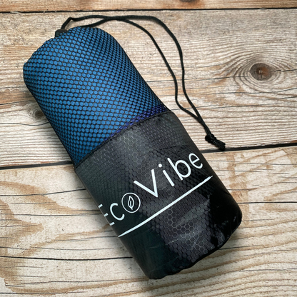 Toalla de microfibra ECOVIBE azul, absorbente y compacta, perfecta para la playa, piscina o baño. Disponible en varios tamaños.