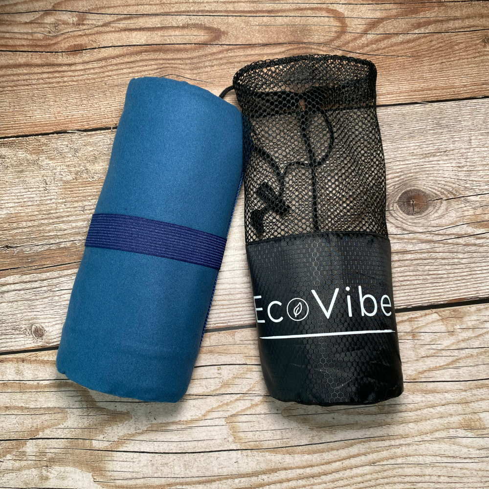 Toalla de microfibra ECOVIBE azul, absorbente y compacta, perfecta para la playa, piscina o baño. Disponible en varios tamaños.
