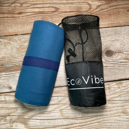Toalla de microfibra ECOVIBE azul, absorbente y compacta, perfecta para la playa, piscina o baño. Disponible en varios tamaños.