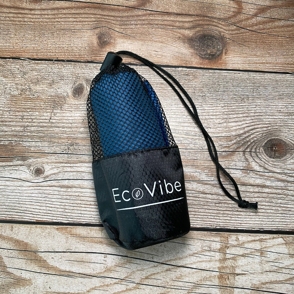 Toalla de microfibra ECOVIBE azul, absorbente y compacta, perfecta para la playa, piscina o baño. Disponible en varios tamaños.