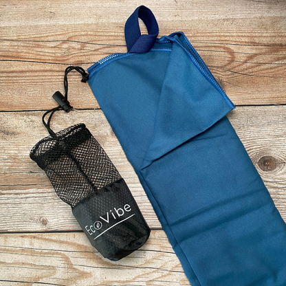 Toalla de microfibra ECOVIBE azul, absorbente y compacta, perfecta para la playa, piscina o baño. Disponible en varios tamaños.
