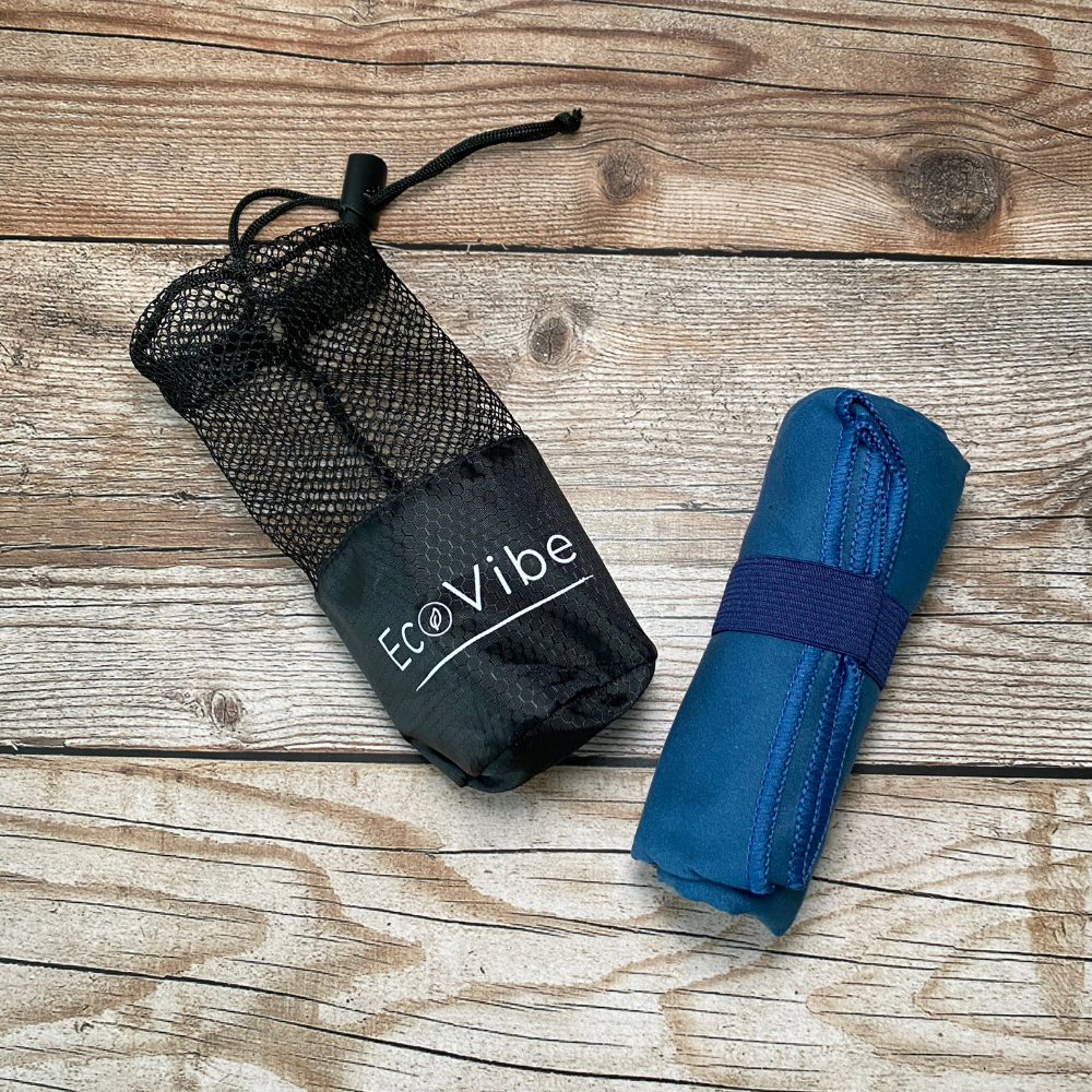 Toalla de microfibra ECOVIBE azul, absorbente y compacta, perfecta para la playa, piscina o baño. Disponible en varios tamaños.