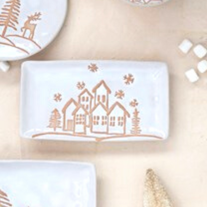 Bandeja de cerámica Winter Town con diseño navideño en relieve y acabado esmaltado