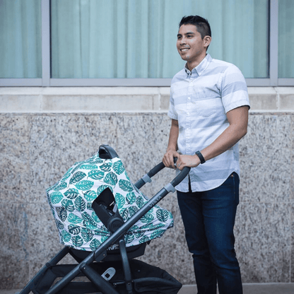 Cobertor para coche de bebé con UPF 50+ y estampado Love, gris, hojas verdes, o rayas azules, diseñado para protección solar, ventilación y comodidad.