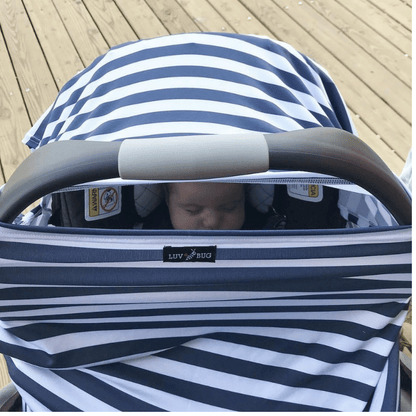 Cobertor para coche de bebé con UPF 50+ y estampado Love, gris, hojas verdes, o rayas azules, diseñado para protección solar, ventilación y comodidad.