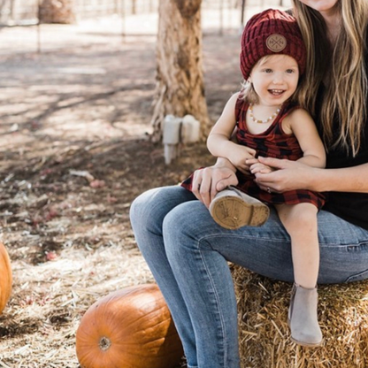 Gorra roja de algodón para bebé y niño, beanie cálido con parche de cuero, ideal para días fríos.