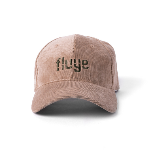 Gorra Fluye Corduroy Baja Sand en beige, estilo clásico y material velvet, cómoda y ajustable.
