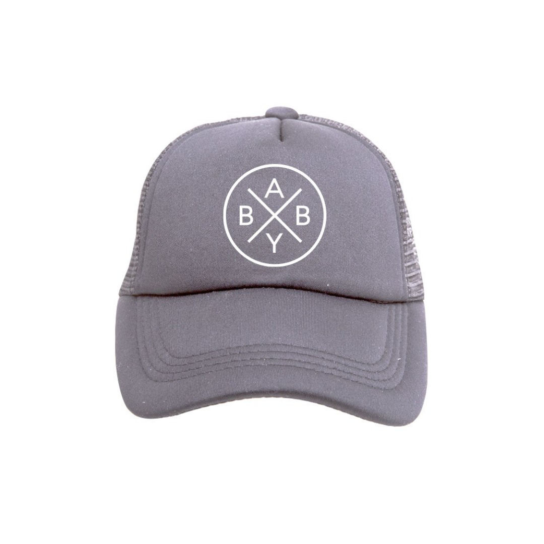 Gorra para bebé en colores gris fabricada en poliéster y malla ajustable.
