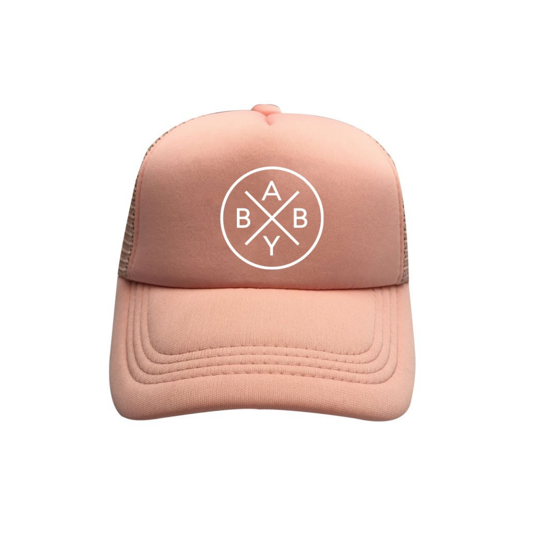 Gorra para bebé fabricada en poliéster y malla ajustable.