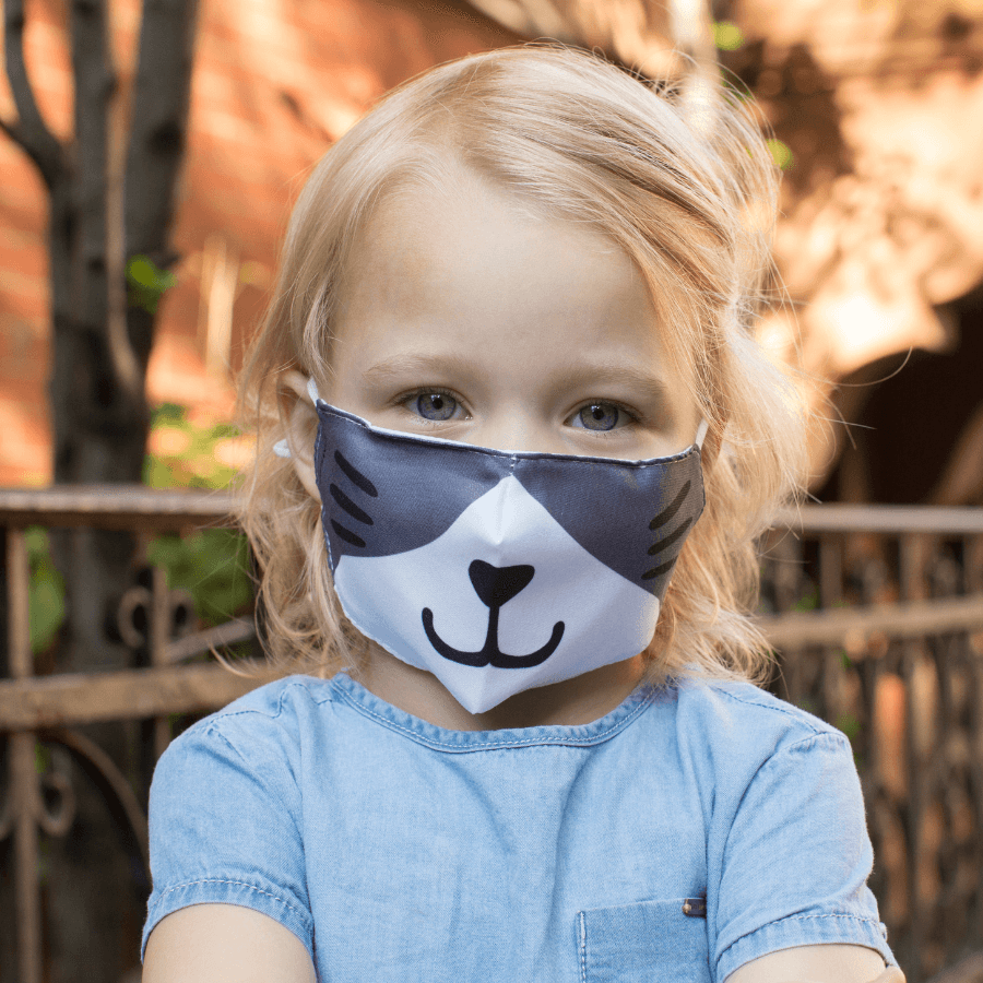 Mascarilla para niños de doble capa con tiras regulables, disponible en 4 diseños: gato, perro, tigre y oso. Ideal para protección y comodidad.