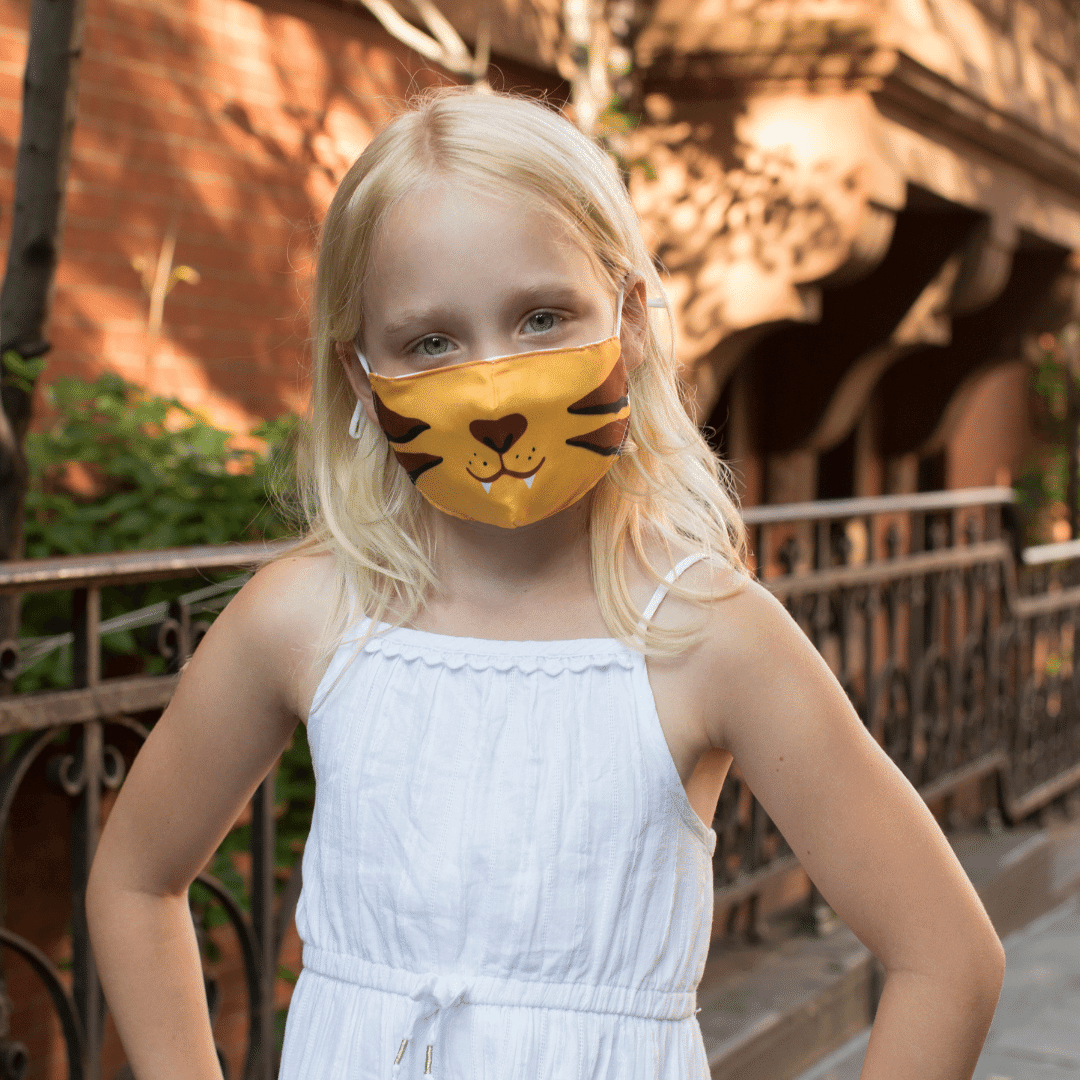 Mascarilla para niños de doble capa con tiras regulables, disponible en 4 diseños: gato, perro, tigre y oso. Ideal para protección y comodidad.