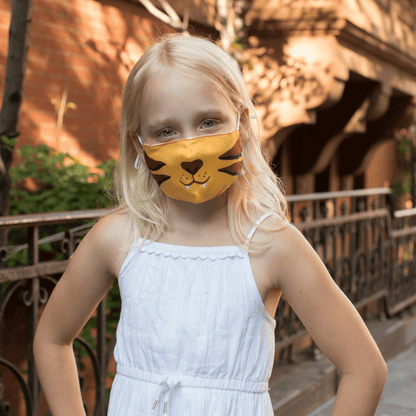 Mascarilla para niños de doble capa con tiras regulables, disponible en 4 diseños: gato, perro, tigre y oso. Ideal para protección y comodidad.