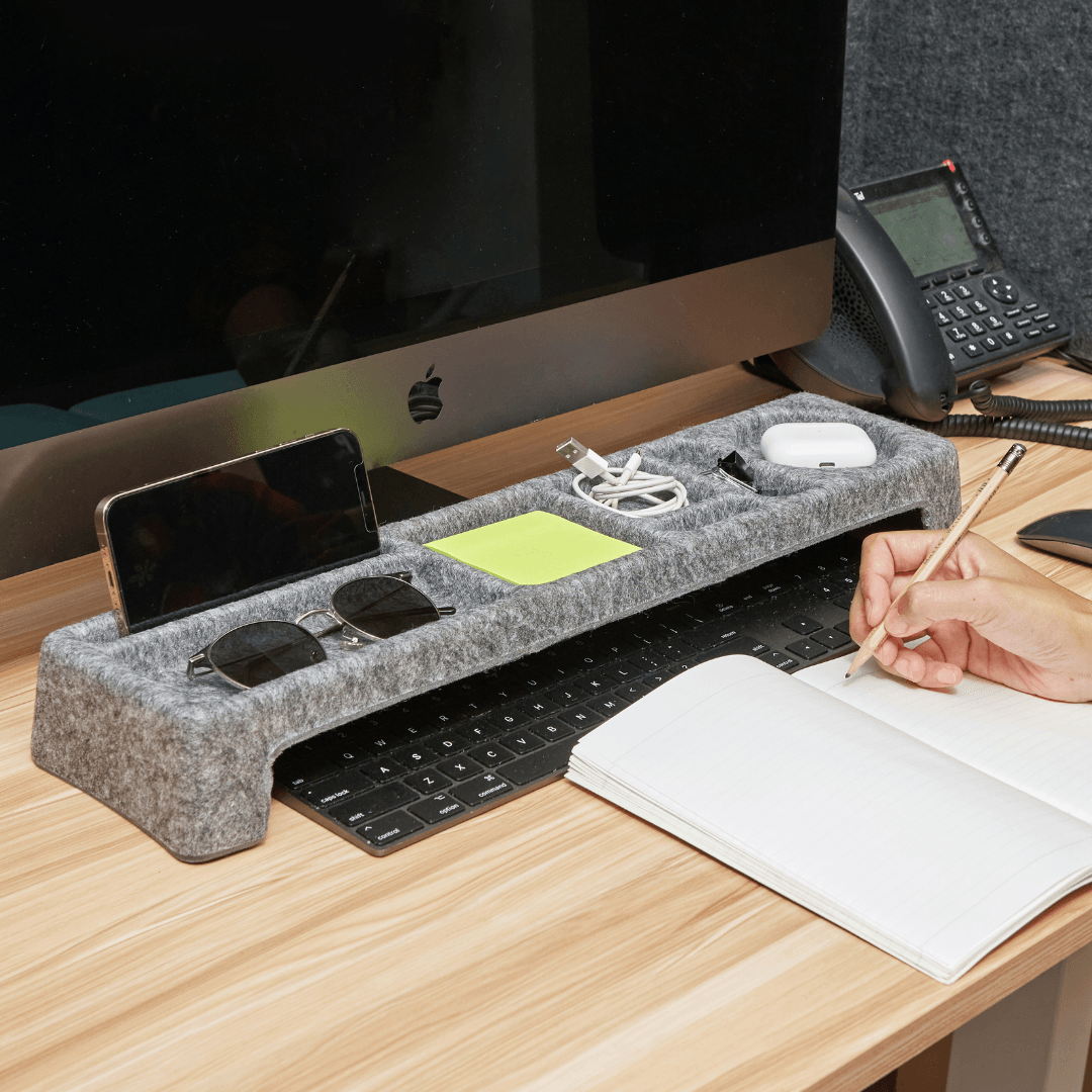 Organizador de escritorio de feltro con compartimento para esconder teclado, ideal para mantener tu espacio ordenado.