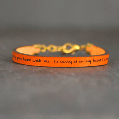 Pulsera de cuero con mensaje inspirador ajustable, hecha a mano con detalles grabados, regalo único y significativo.