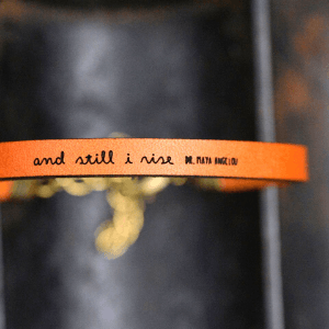 Pulsera de cuero con mensaje inspirador ajustable, hecha a mano con detalles grabados, regalo único y significativo.