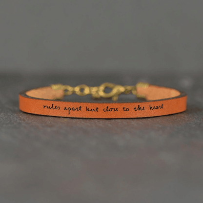 Pulsera de cuero con mensaje inspirador ajustable, hecha a mano con detalles grabados, regalo único y significativo.
