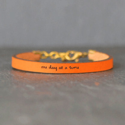 Pulsera de cuero con mensaje inspirador ajustable, hecha a mano con detalles grabados, regalo único y significativo.