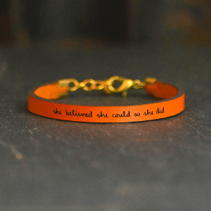 Pulsera de cuero con mensaje inspirador ajustable, hecha a mano con detalles grabados, regalo único y significativo.
